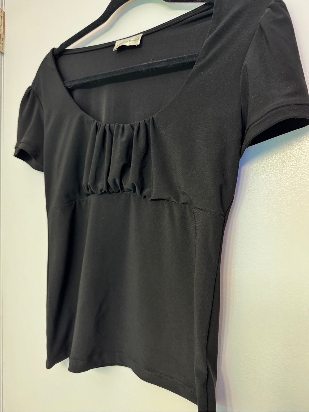1990s Laura Petites Black Short Sleeve Scoop Neck Top with Front Gather - Picture 4 of 6